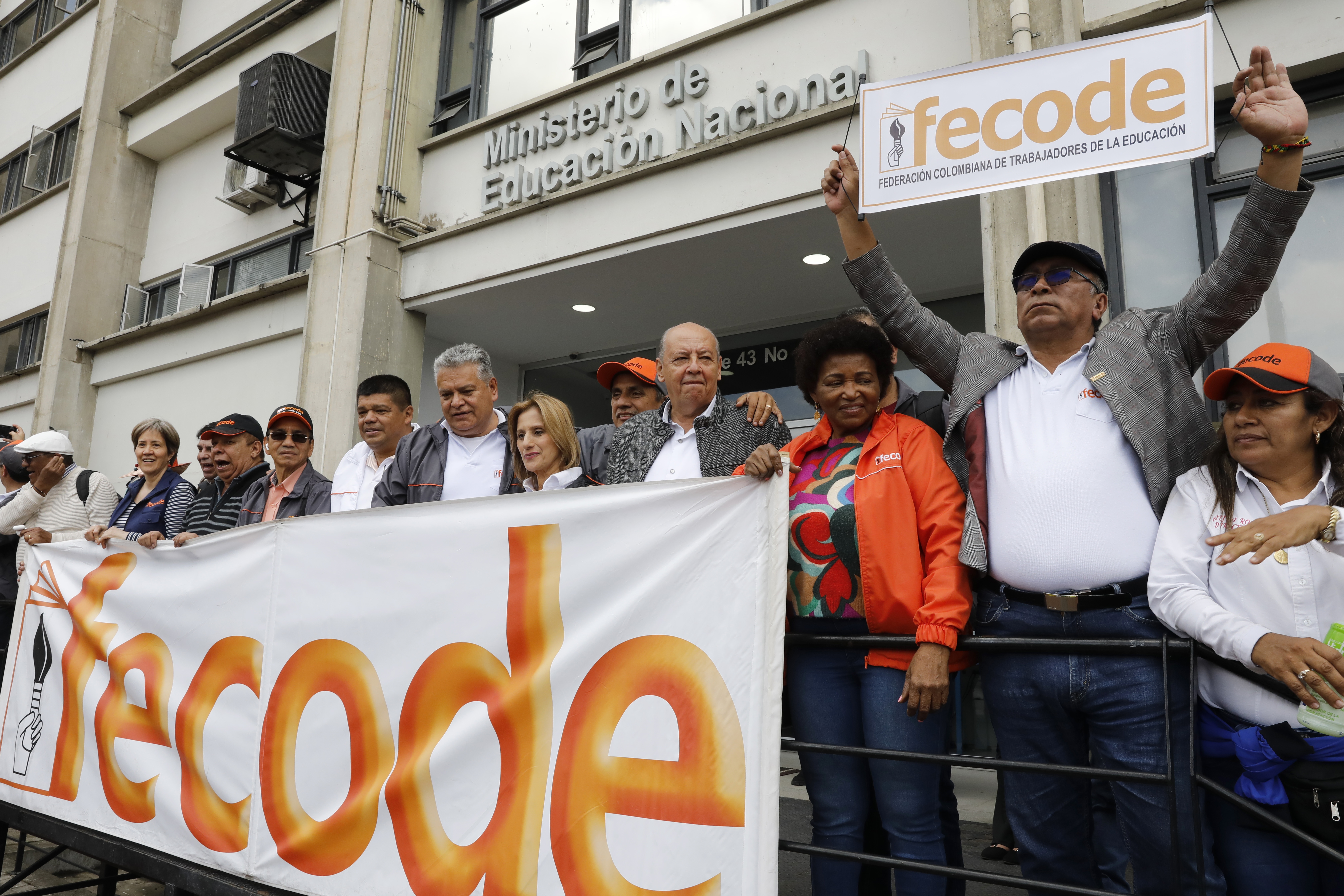 BOG400 BOGOTÁ (COLOMBIA), 28/02/2023.- Docentes convocados por La Federación Colombiana de Educadores (Fecode) marchan hoy, en Bogotá (Colombia). Centenares de docentes colombianos marcharon este martes en Bogotá en una protesta convocada por la Federación Colombiana de Trabajadores de la Educación (Fecode) para pedir mejorar las condiciones educativas en el país. EFE/Carlos Ortega