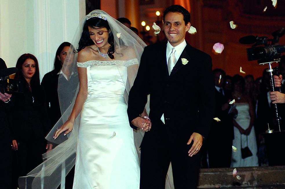 Marc Anthony se casó con Dayanara Torres, Miss Universo 1993. Tuvieron 2 bodas, en 2000 en Las Vegas y en 2002 en San Juan. Tuvieron 2 hijos y se separaron oficialmente en 2004.