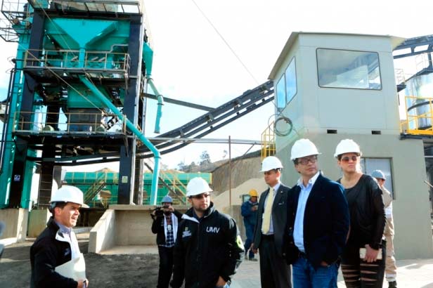 Petro deja de regalo a Bogotá potente planta para tapar huecos