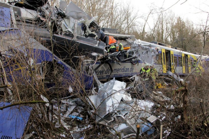Ya son 11 muertos por accidente de trenes en Alemania