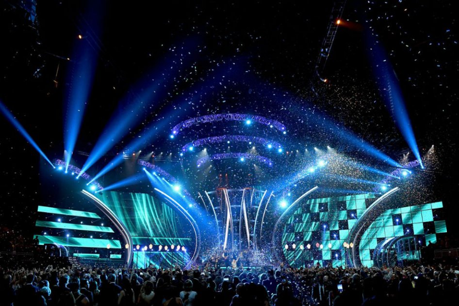 Organizadores de los Grammy se disculpan con Cali Flow por error al anunciarlos como ganadores