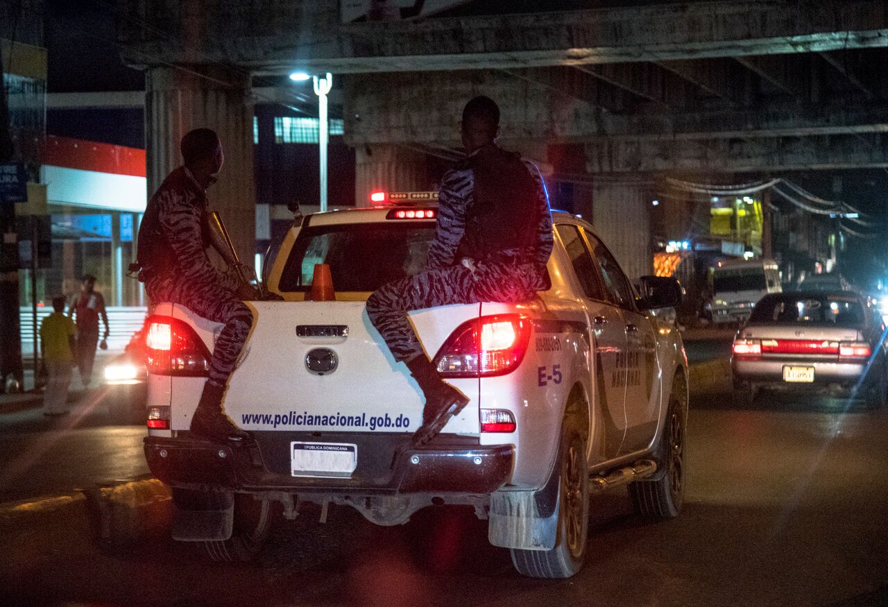 Miembros de la Policía Nacional patrullan en Santo Domingo Este, el 23 de julio de 2019. Foto: Juan Miguel Peña