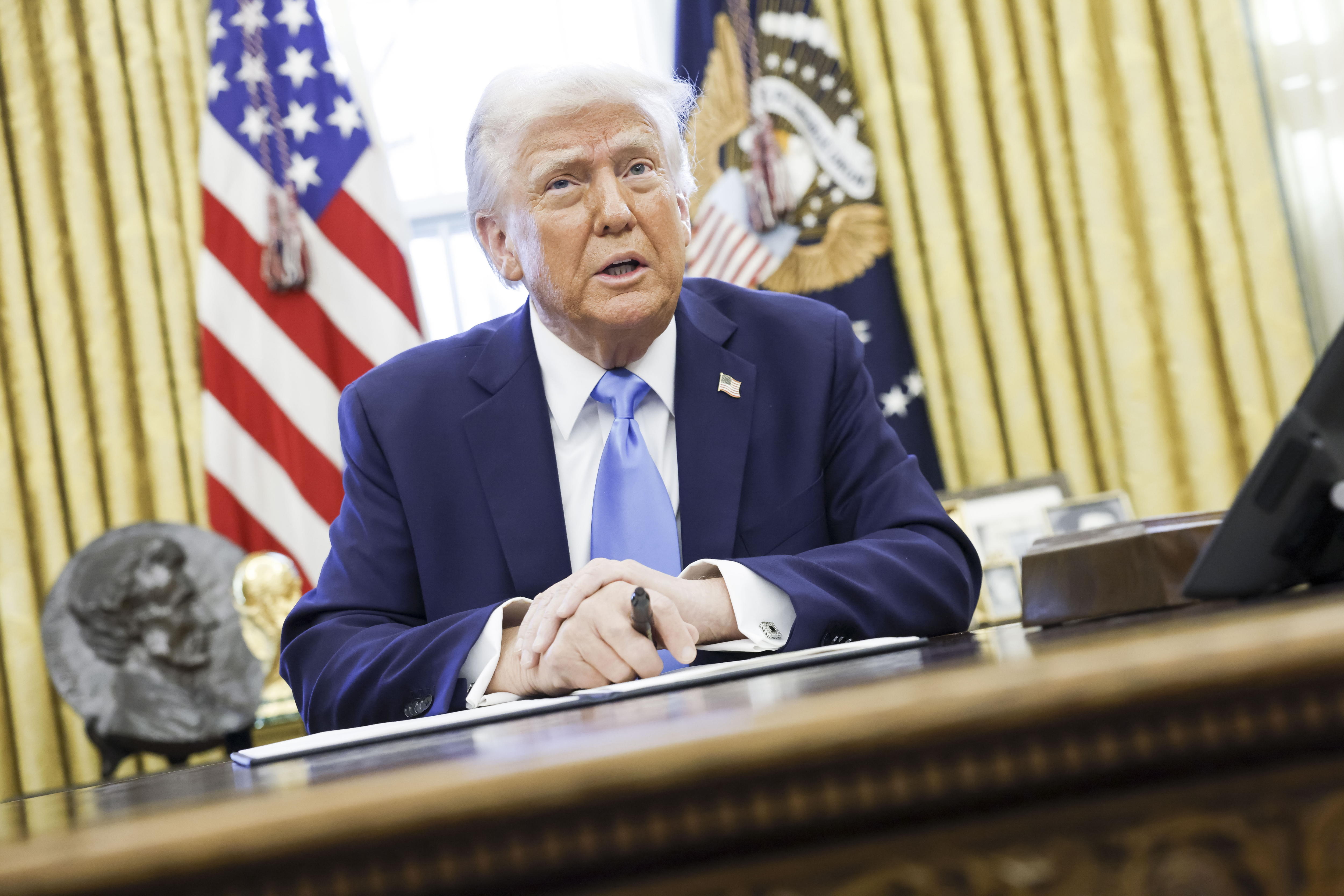 Washington (United States), 04/02/2025.- US President Donald Trump talks to reporters as he signs a series of executive orders in the Oval Office of the White House in Washington, DC, USA, 04 February 2025. EFE/EPA/SHAWN THEW / POOL