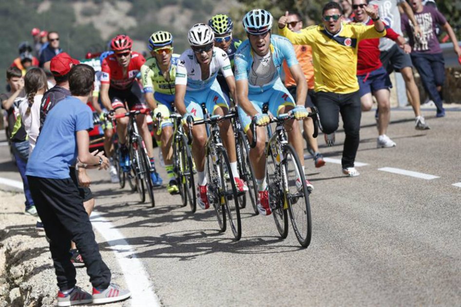 El ciclista holandés del equipo Giant, Tom Dumoulin, el polaco del equipo Tinkoff-Saxo, Rafal Majka, el italiano del equipo Astana, Fabio Aru, el colombiano del equipo Movistar, Nairo Quintana y el español del equipo Astana, Mikel Landa, durante la vigésima etapa. EFE