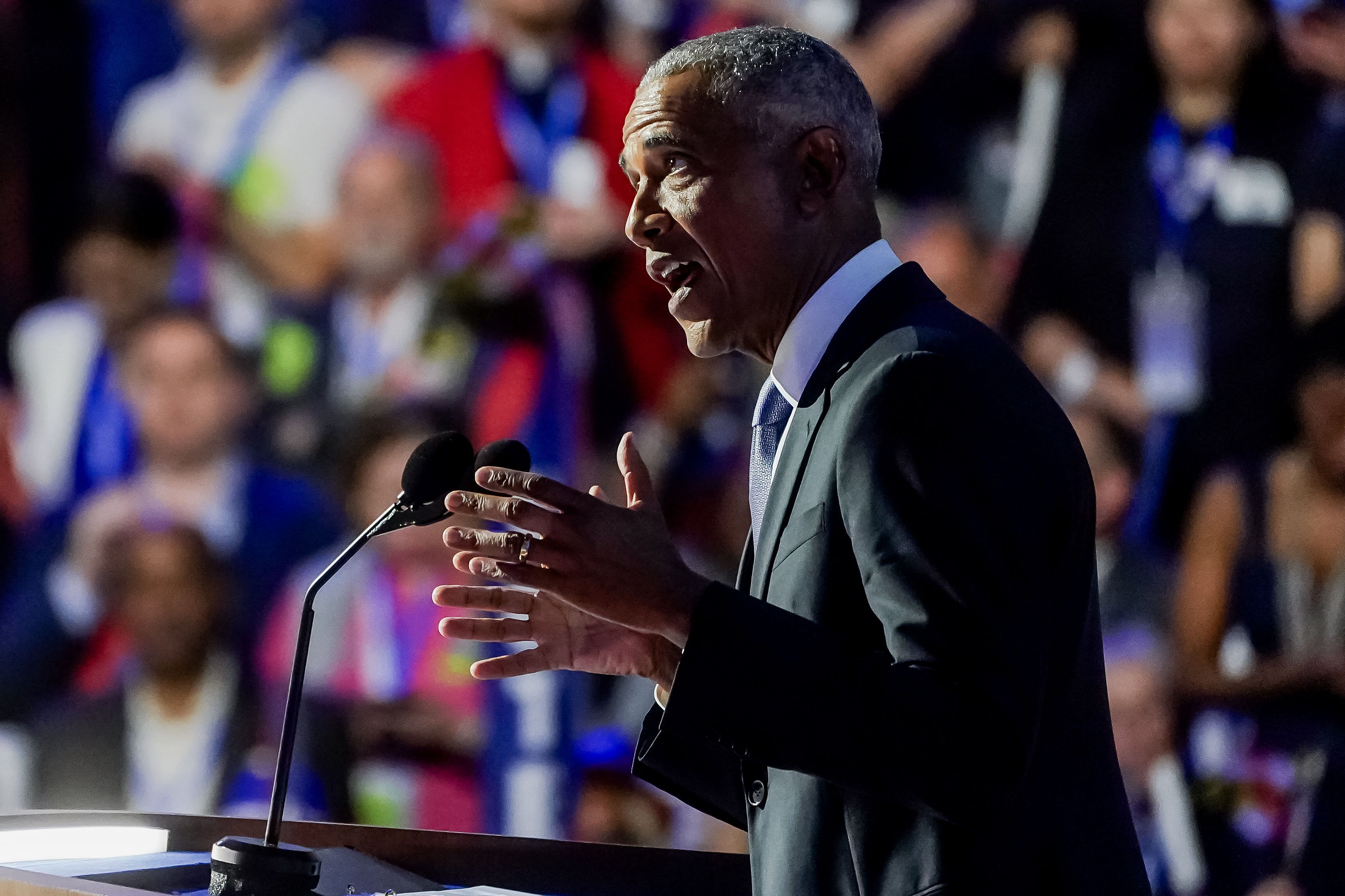 Chicago (United States), 21/08/2024.- Former US President Barack Obama speaks during the second night of the Democratic National Convention (DNC) at the United Center in Chicago, Illinois, USA, 20 August 2024. The 2024 Democratic National Convention is being held from 19 to 22 August 2024, during which delegates of the United States' Democratic Party will vote on the party's platform and ceremonially vote for the party's nominee for president, Vice President Kamala Harris, and for vice president, Governor Tim Walz of Minnesota, for the upcoming presidential election. (Estados Unidos) EFE/EPA/WILL OLIVER