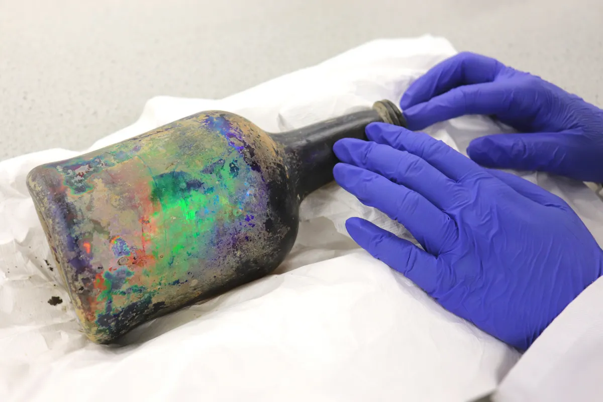 La sorpresa que encontraron científicos en una botella de hace 200 años