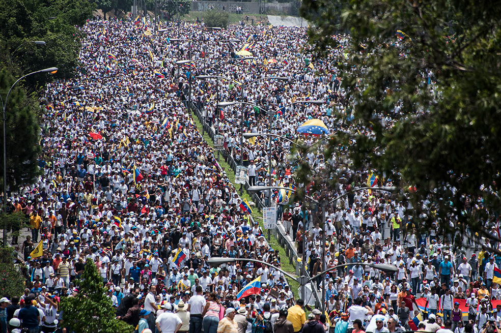 Oposición venezolana convoca nueva marcha tras protesta que dejó tres muertes