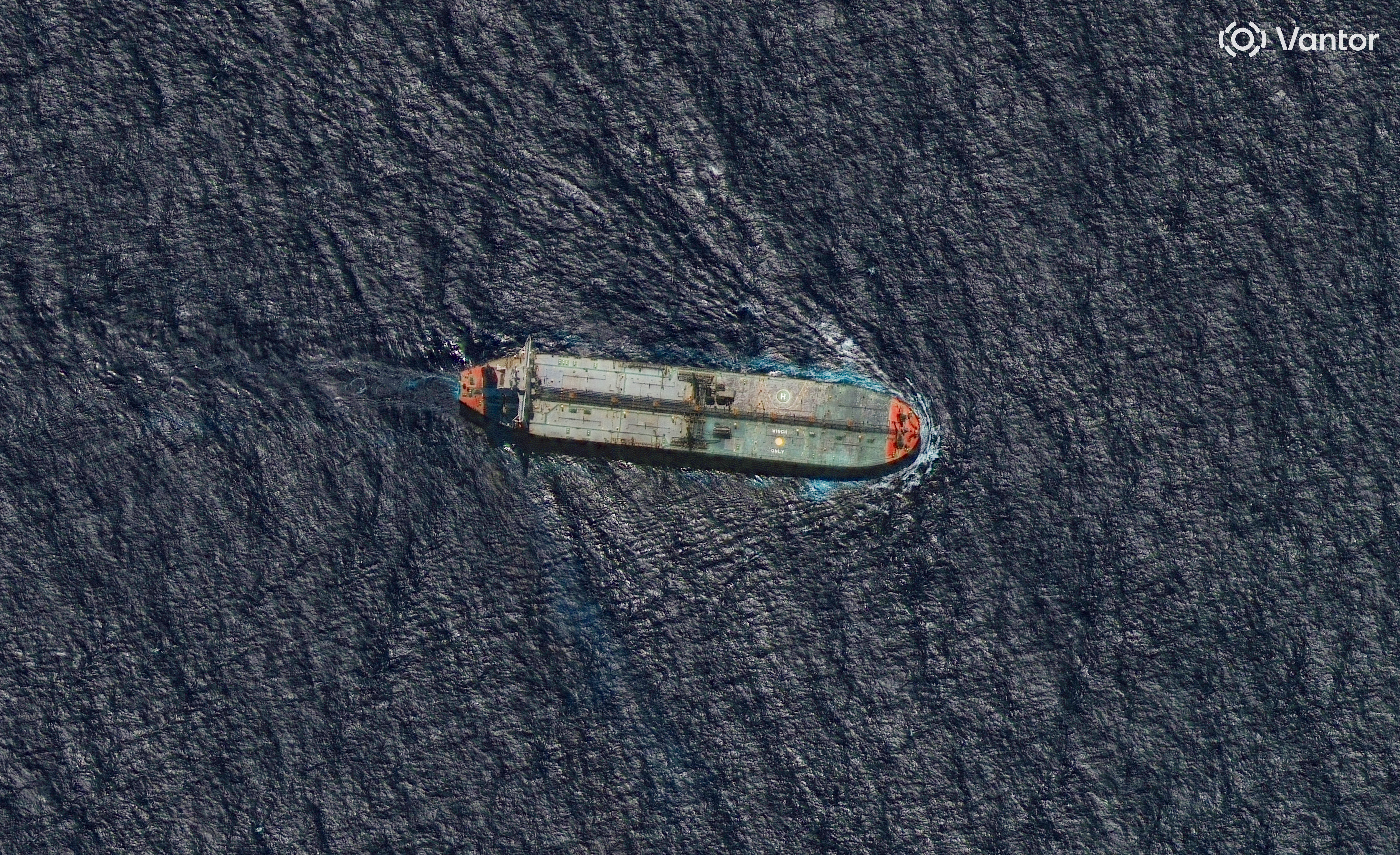En una imagen proporcionada por Vantor, el petrolero Skipper pasa cerca de Guadalupe, en el Caribe, el 12 de diciembre de 2025, dos días después de ser incautado por el ejército estadounidense.