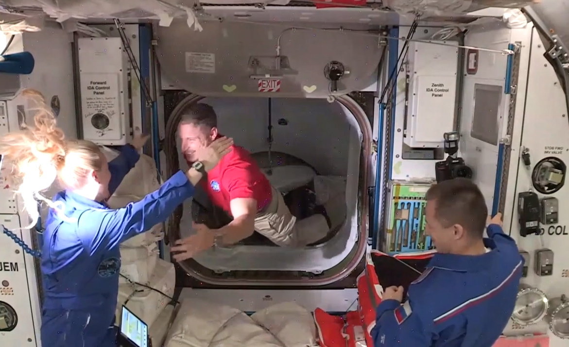 Astronautas ingresan a la Estación Espacial Internacional tras viaje exitoso de SpaceX