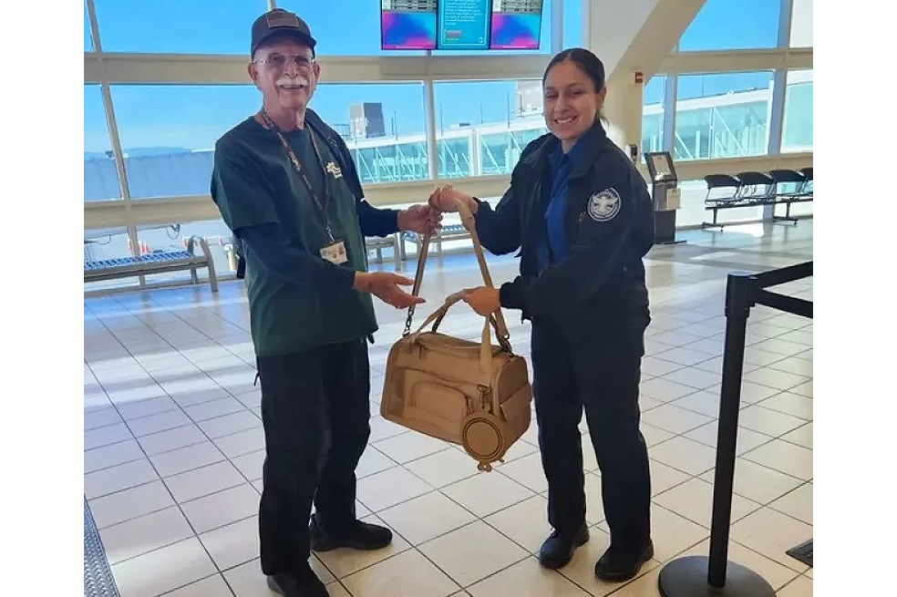 Larry Rudolph, voluntario de Servicios para Animales, se dirige a reunir a Butters con sus dueños originales.