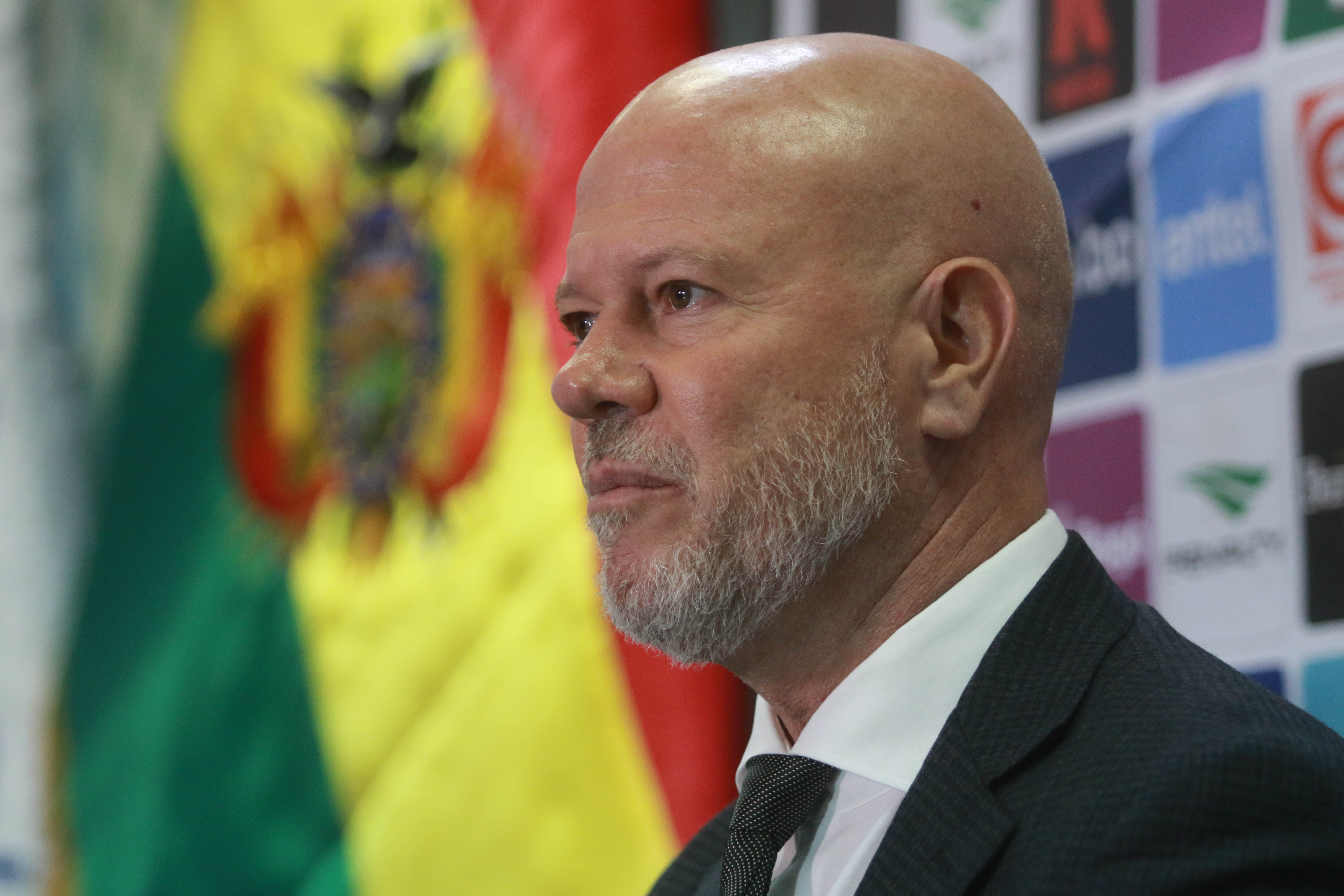 AME8752. SANTA CRUZ (BOLIVIA), 24/05/2024.- El entrenador de la selección boliviana de fútbol, Carlos Zago, habla durante una conferencia de prensa este viernes en Santa Cruz (Bolivia). Zago convocó este viernes a 27 futbolistas para el amistoso ante México el próximo 31 de mayo en la ciudad estadounidense de Chicago, como parte de la preparación de la Verde para la Copa América 2024. En la nómina predominan once jugadores del Bolívar de La Paz, mientras que los principales futbolistas del The Strongest y Always Ready están ausentes por su participación en la Copa Libertadores y Sudamericana dos días antes del amistoso. EFE/ Juan Carlos Torrejón