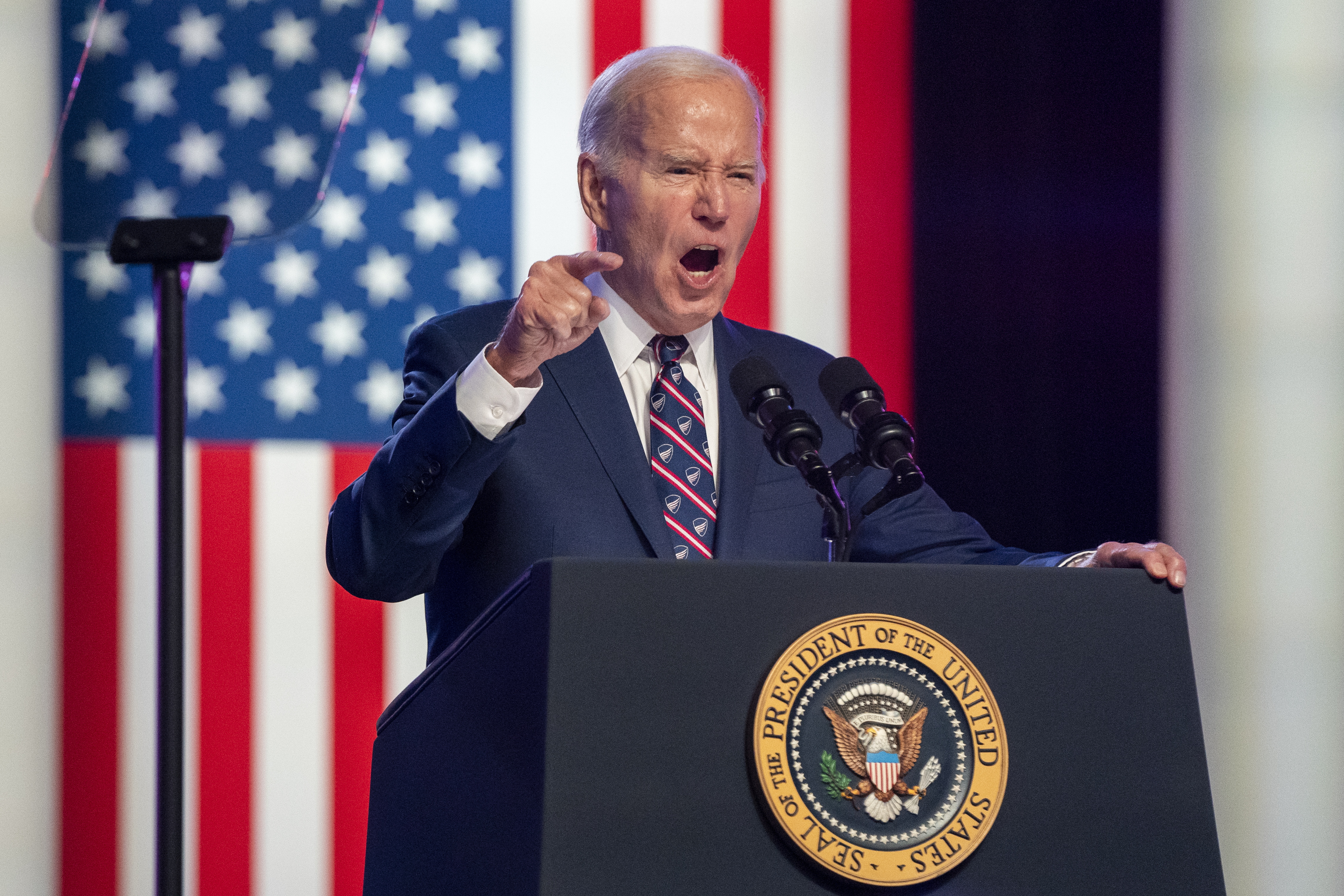 Blue Bell (United States), 05/01/2024.- US President Joe Biden delivers remarks at a campaign event 10 miles from Valley Forge National Historical Park in Blue Bell, Pennsylvania, USA, 05 January 2024. President Biden's remarks focused on his criticism of Former US President Donald J. Trump calling him a threat to democracy and compared Trump's rhetoric to that of Nazi Germany. (Alemania) EFE/EPA/SHAWN THEW