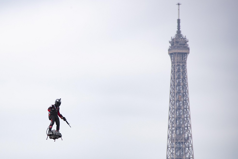 Las armas futuristas y la patineta voladora que exhibió el ejército francés