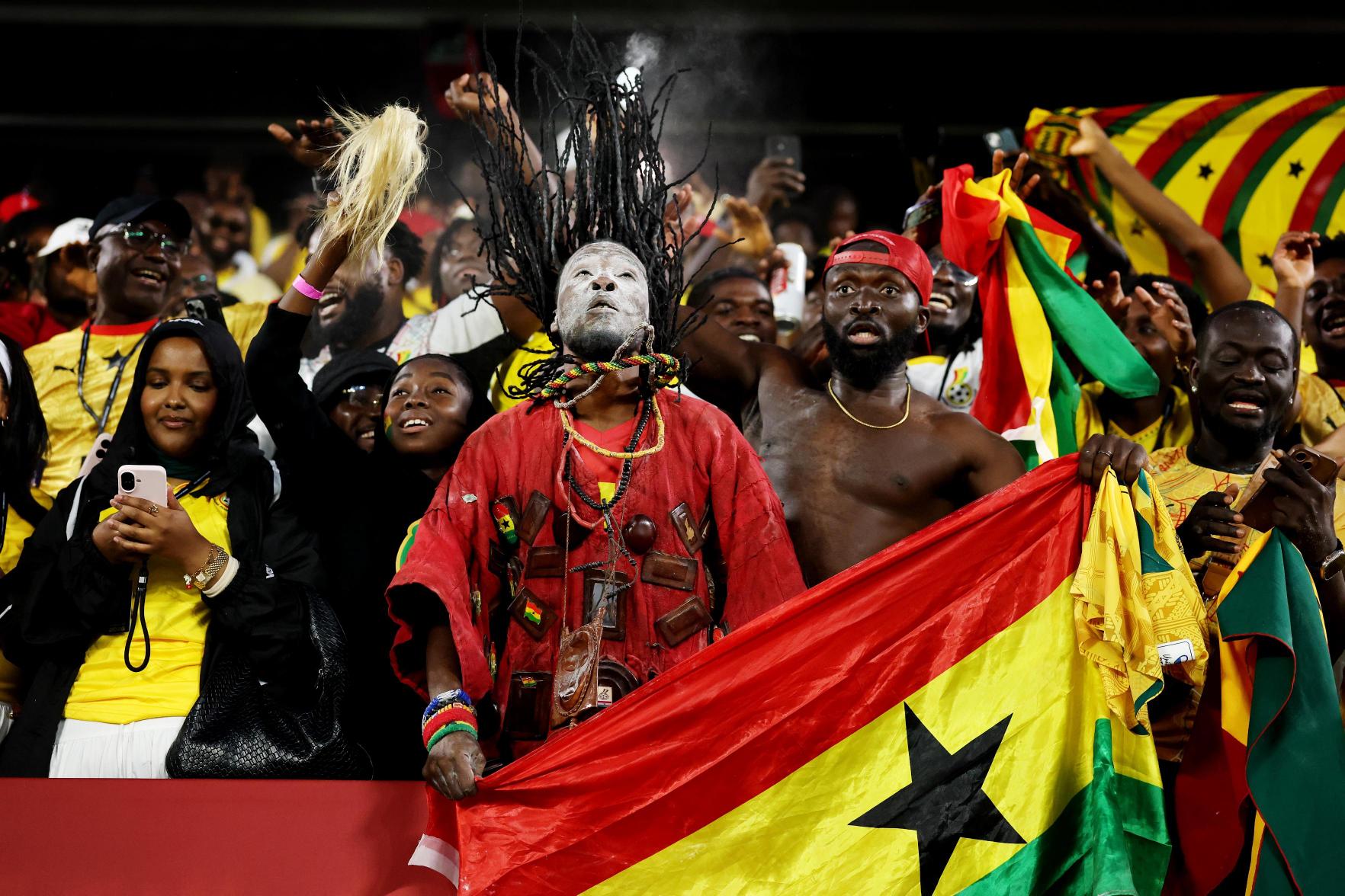 El aficionado se ha caracterizado por apoyar a Ghana desde la tribuna con una particular apariencia.