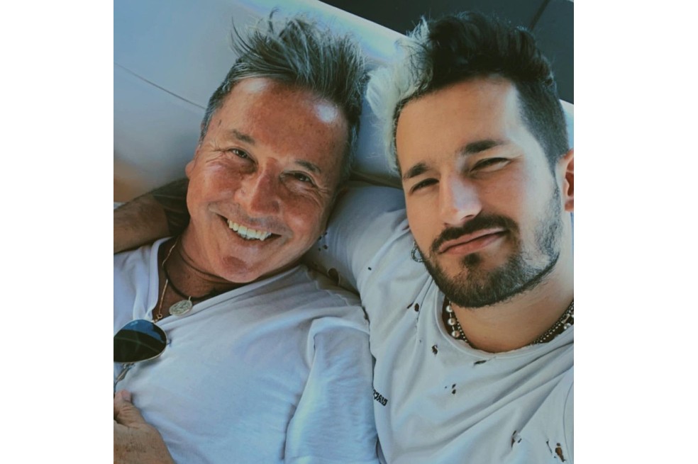 “Busca ayuda”: Ricardo Montaner a psicóloga que lo criticó por besar a su hijo