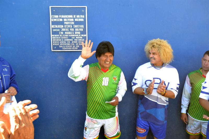 ‘Pibe’ Valderrama y Evo Morales inauguran cancha de fútbol en Bolivia