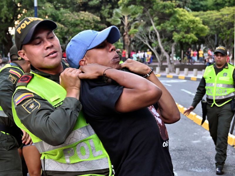 EDITORS NOTE: Graphic content / A man is arrested during a 'cacerolazo' (pans banging) a day after a nationwide strike by students, unions and indigenous against the government of Colombia's President Ivan Duque, in Cali, on November 22, 2019. / AFP / LUIS ROBAYO
