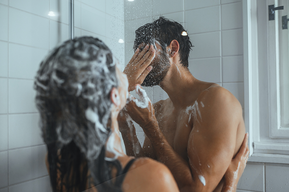 ¿Cómo bañarte en pareja en solo tres minutos? No es imposible