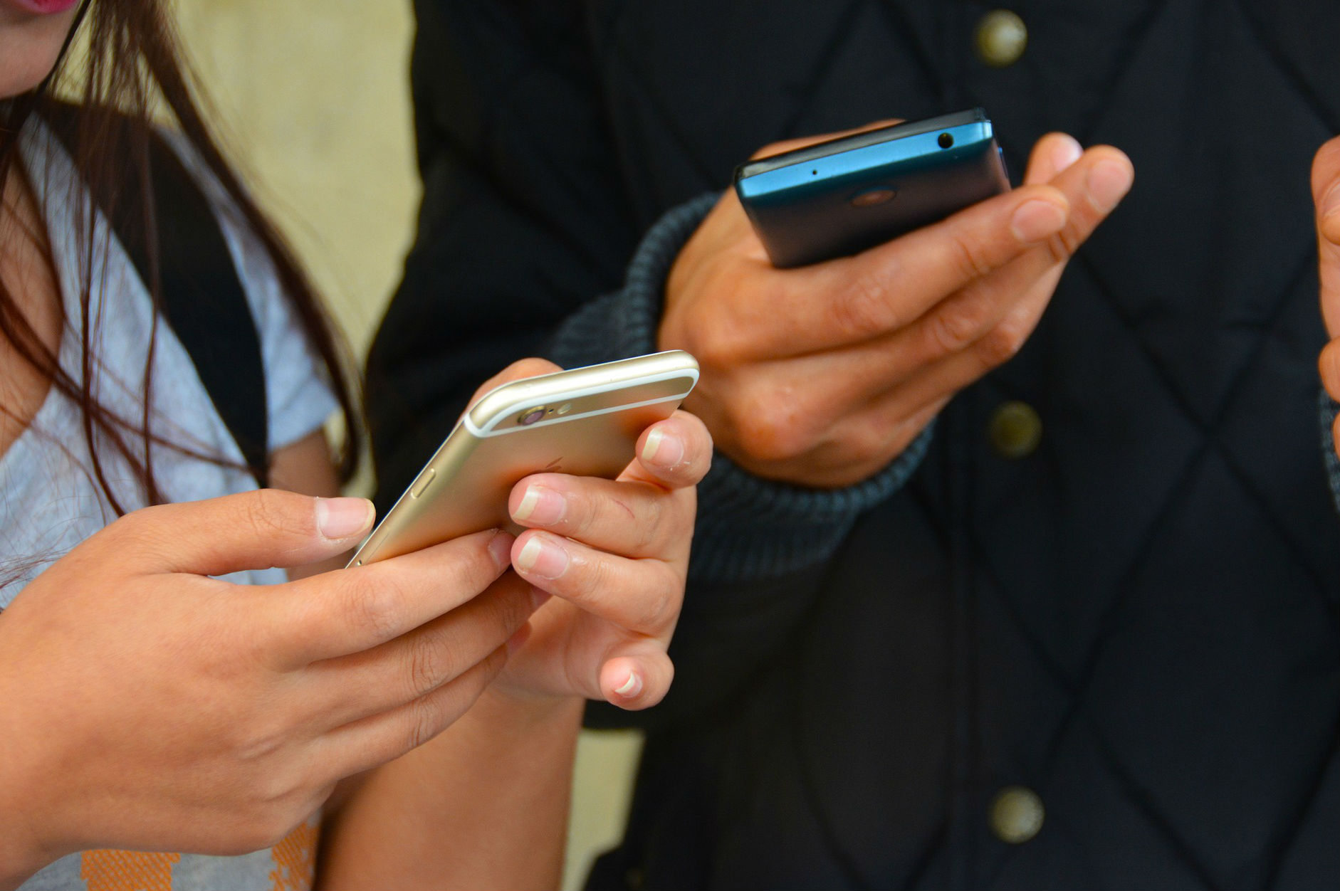 Papa Francisco critica el uso de teléfonos durante la misa
