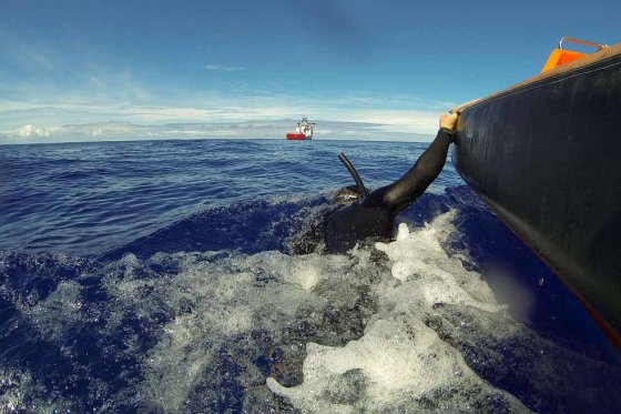 Un buzo australiano durante las operaciones de búsqueda del vuelo MH370 en el océano Índico. 