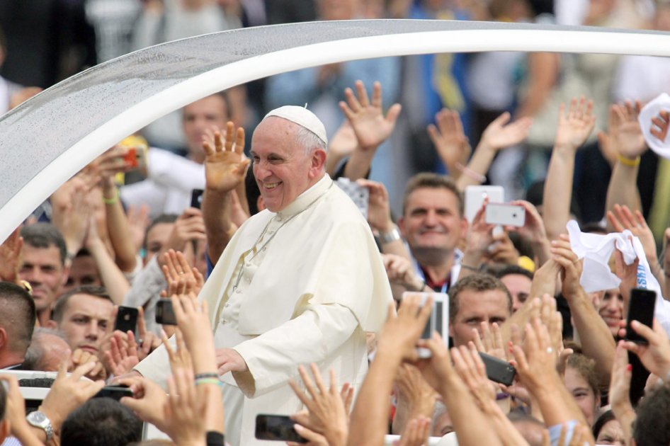 El papa denuncia el extremismo religioso en visita a Albania