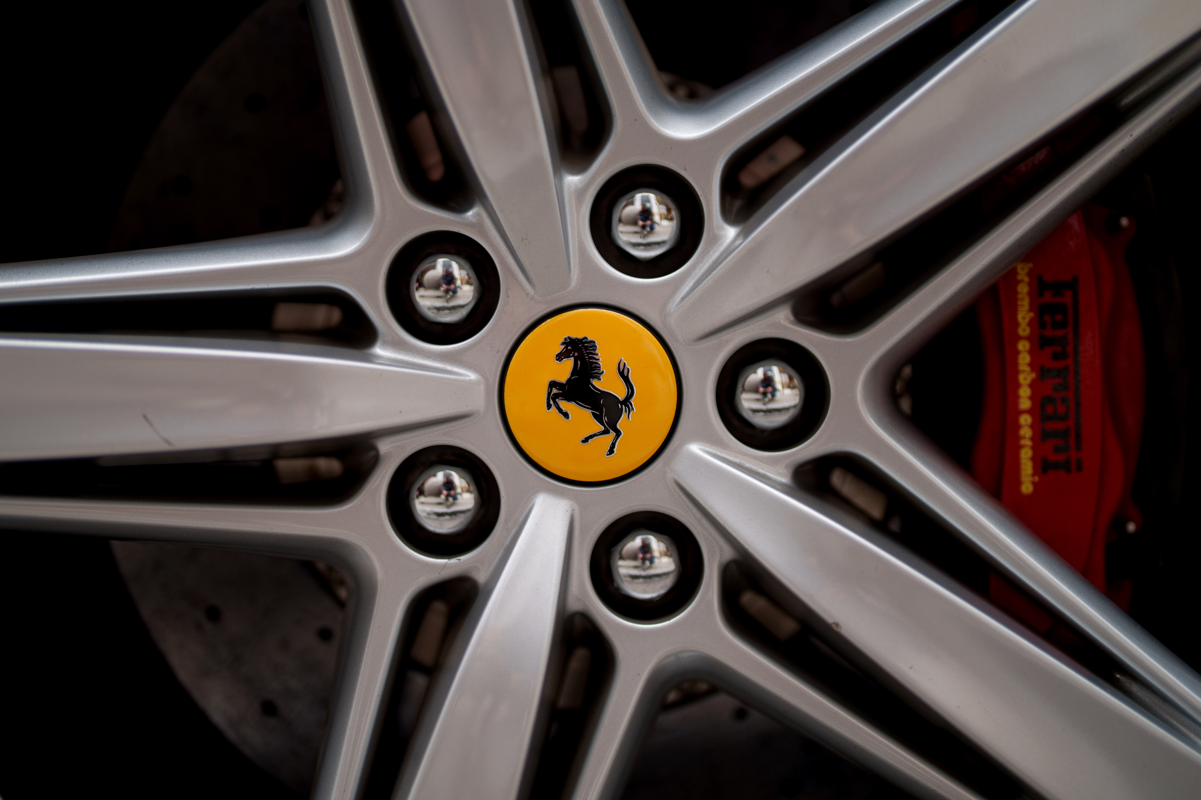 Ferrari rompe tradición: presenta el Luce, su primer auto eléctrico de cinco puestos