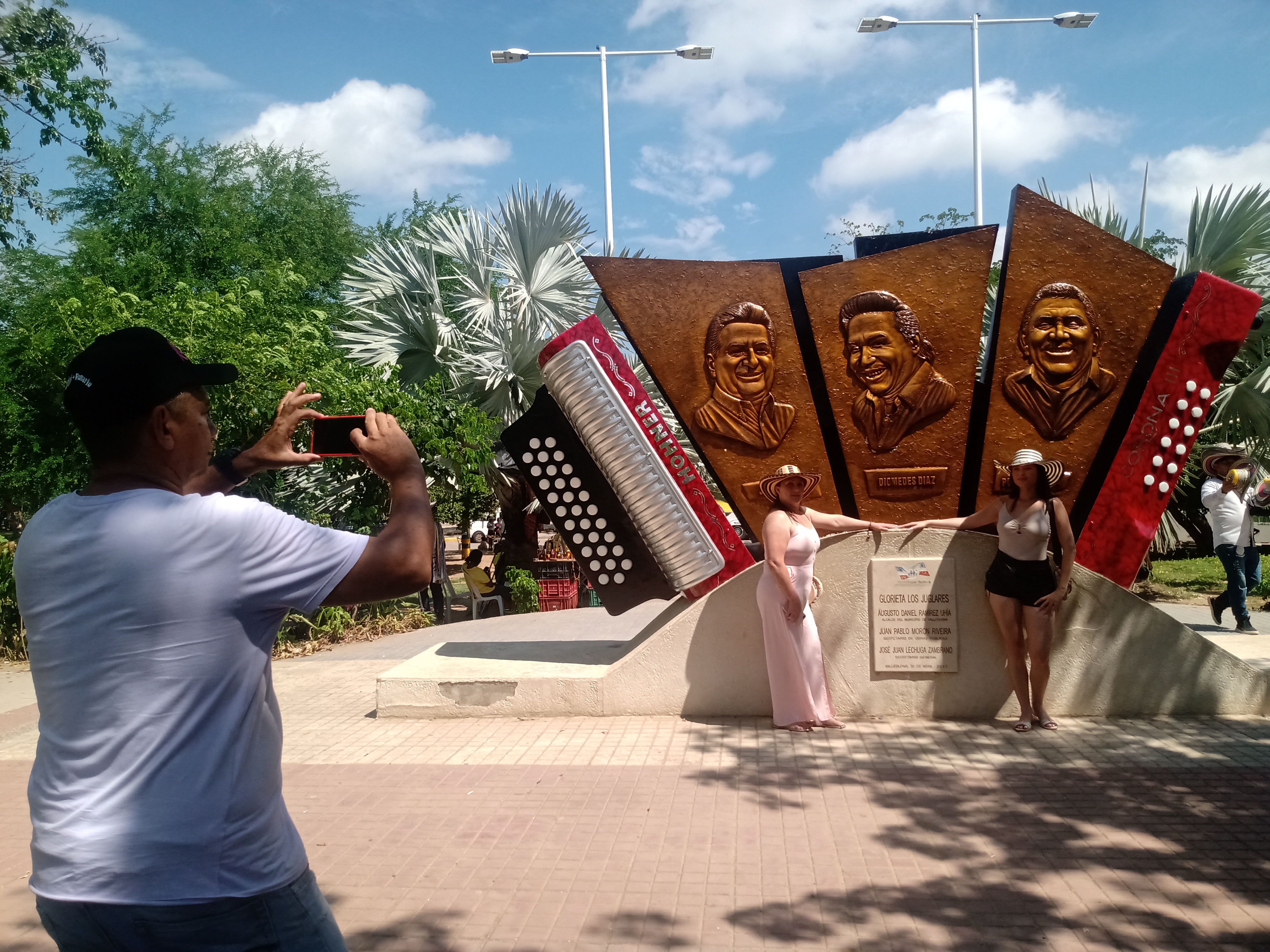 Relieve en bronce de los Juglares, rinde homenaje a la memoria de los artistas Diomedes Díaz, Jorge Oñate y Poncho Zuleta, escultura ubicada frente al Parque de los Juglares en el municipio de Valledupar, Cesar.
