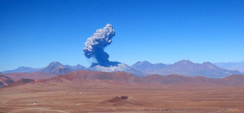 Chile, en alerta por la actividad del volcán Lascar