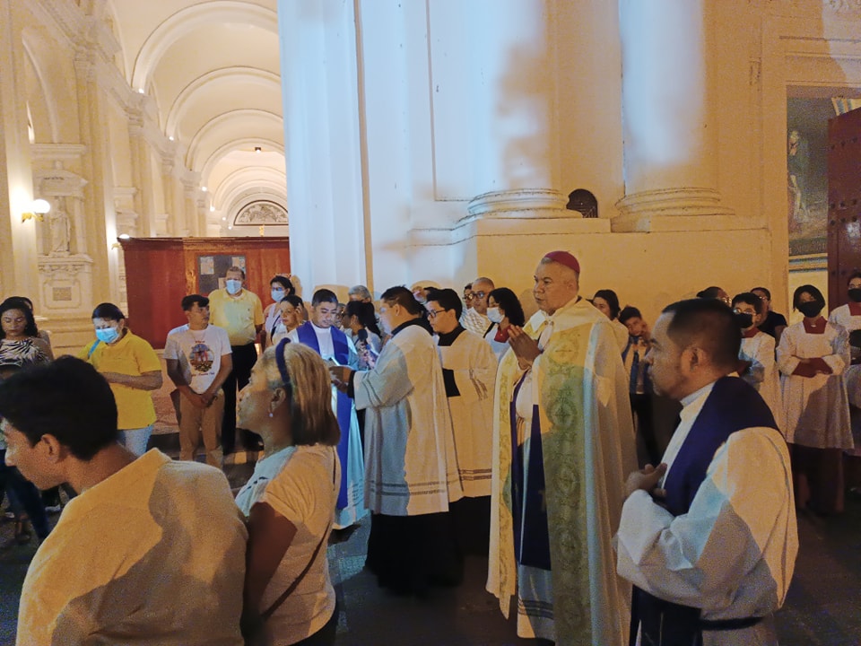 Monseñor Sándigo reza el viacrucis alrededor de la catedral de León.