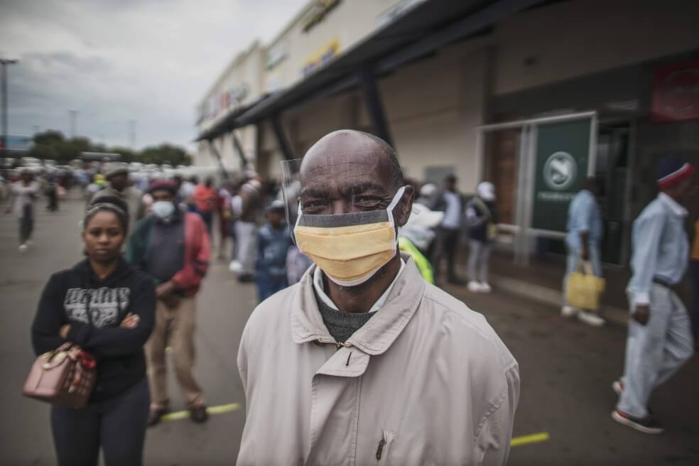 Un hombre en África se protege con esta mascarilla del coronavirus.  / AFP