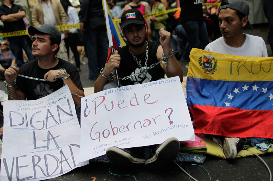 Estudiantes permanecen encadenados "hasta saber la verdad" sobre Chávez