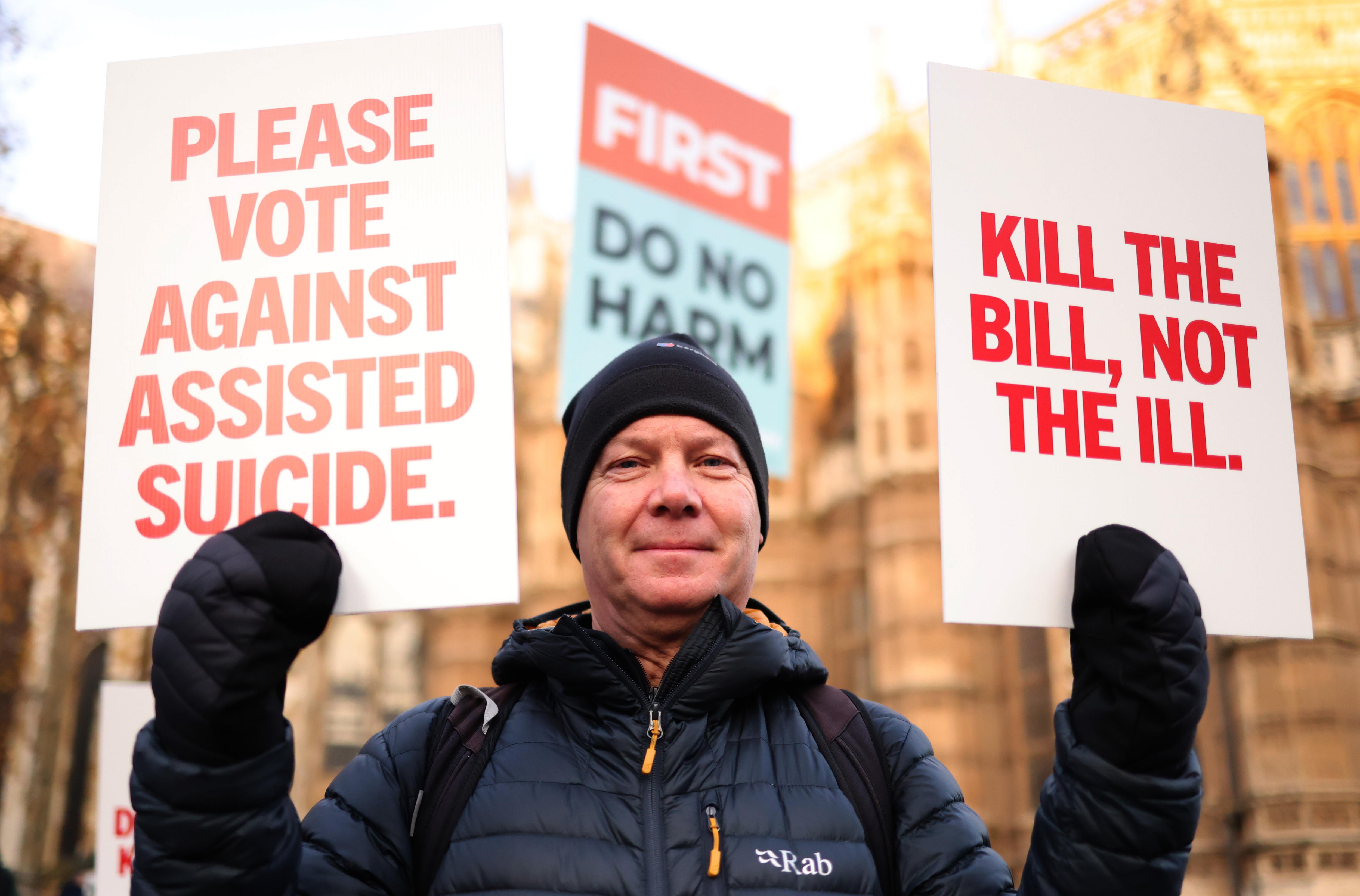 London (United Kingdom), 29/11/2024.- An activist opposing the assisted dying bill joins a protest on Parliament Square in London, Britain, 29 November 2024. UK MPs are debating a proposed law to legalise assisted dying in England and Wales. The Terminally Ill Adults (End of Life) Bill, would give people over 18 living in England and Wales that have been registered with a GP for 12 months and are diagnosed with a terminal illness the right to end their own life if they are expect to have less than six months to live. (Protestas, Reino Unido, Londres) EFE/EPA/NEIL HALL