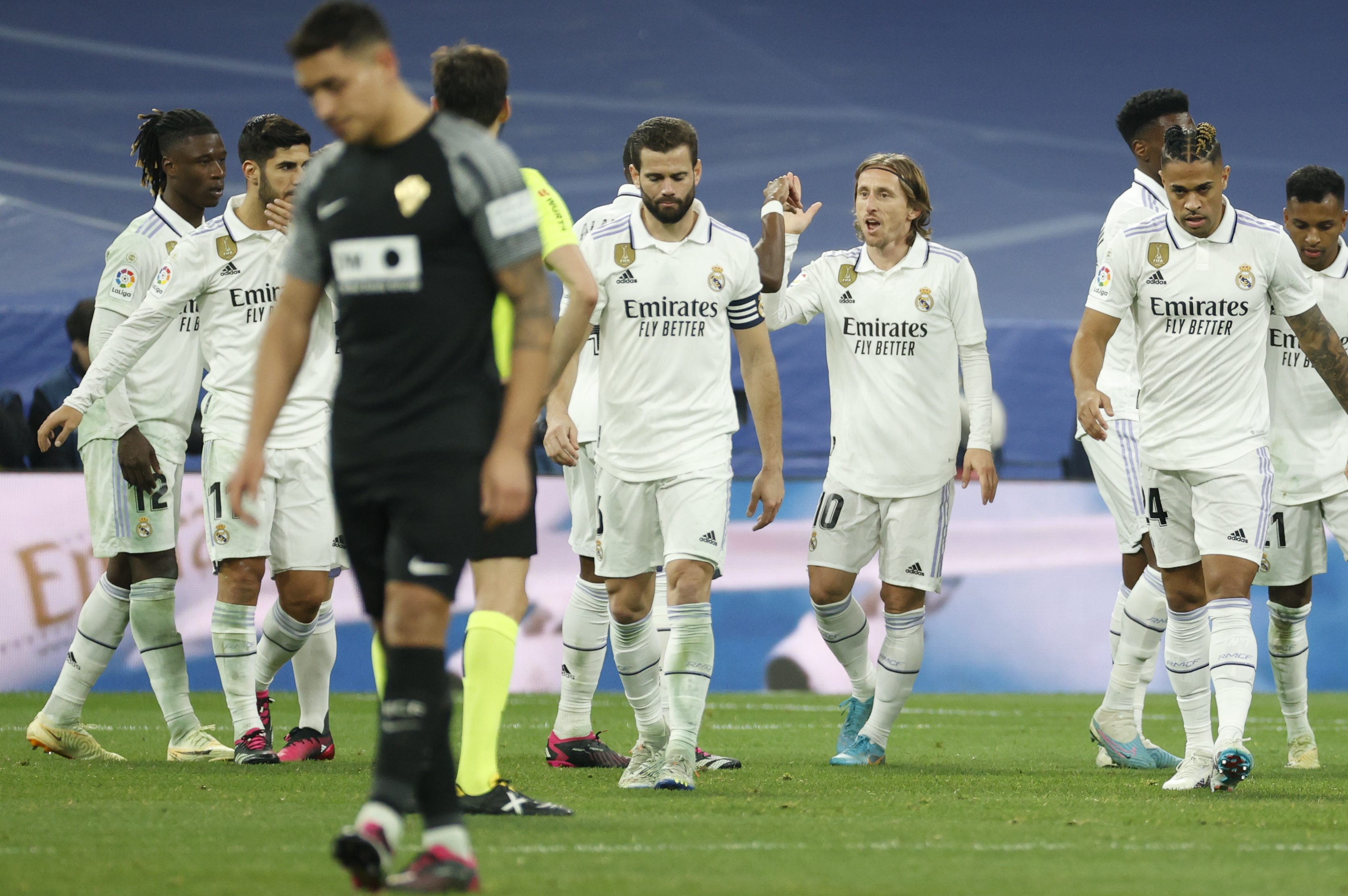 MADRID, 15/02/2023.- El centrocampista del Real Madrid Luka Modric (2-d) celebra con sus compañeros tras marcar el cuarto gol ante el Elche, durante el partido de LaLiga Santander que disputan este miércoles el Real Madrid y el Elche CF en el estadio Santiago Bernabéu. EFE/Mariscal