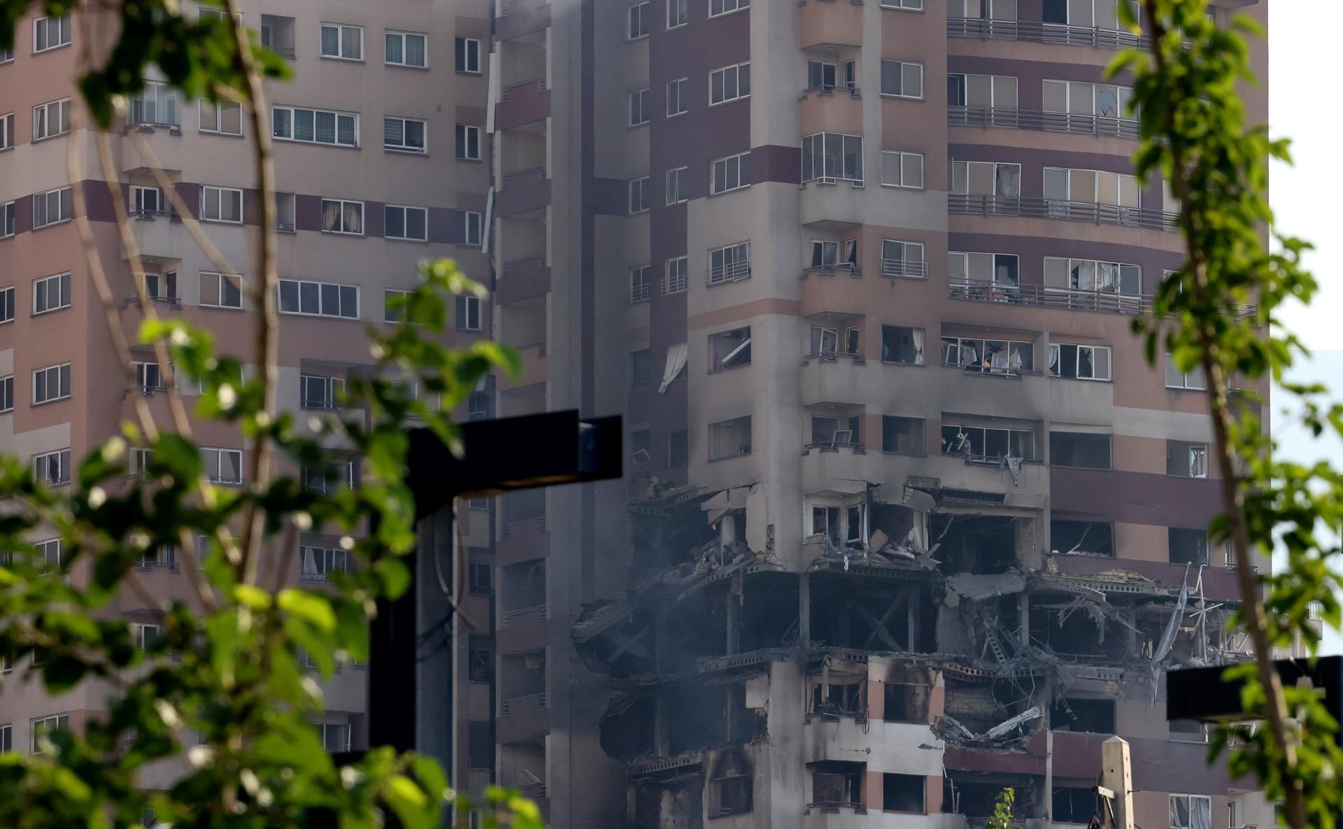 TEHRAN (IRAN(Islamic Republic Of)), 13/06/2025.- A view of a building that was hit by Israeli air strikes north of Tehran, Iran, 13 June 2025. Israel confirms it has launched strikes on Iran's 'nuclear program' as blasts are heard across the country. The strikes are part of Operation Rising Lion, Israel's Prime Minister Benjamin Netanyahu said, adding Iran was a threat to "Israel's very survival". (Teherán) EFE/EPA/ABEDIN TAHERKENAREH