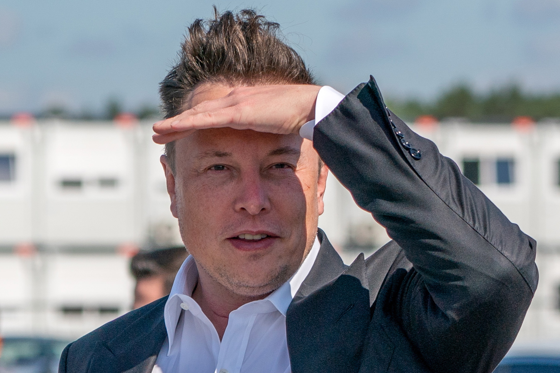 Gruenheide (Germany).- (FILE) - Tesla and SpaceX CEO Elon Musk arrives for a statement at the construction site of the Tesla Giga Factory in Gruenheide near Berlin, Germany, 03 September 2020 (reissued 14 April 2022). A statement published by the US Securities and Exchange Commission (SEC) on 14 April 2022 reads that Elon Musk has filed a proposal to acquire all available Twitter shares at a price of 54.20 US dollars per share, an offer that would total in 43.4 billion USD of company value. (Alemania, Estados Unidos) EFE/EPA/ALEXANDER BECHER *** Local Caption *** 56315886