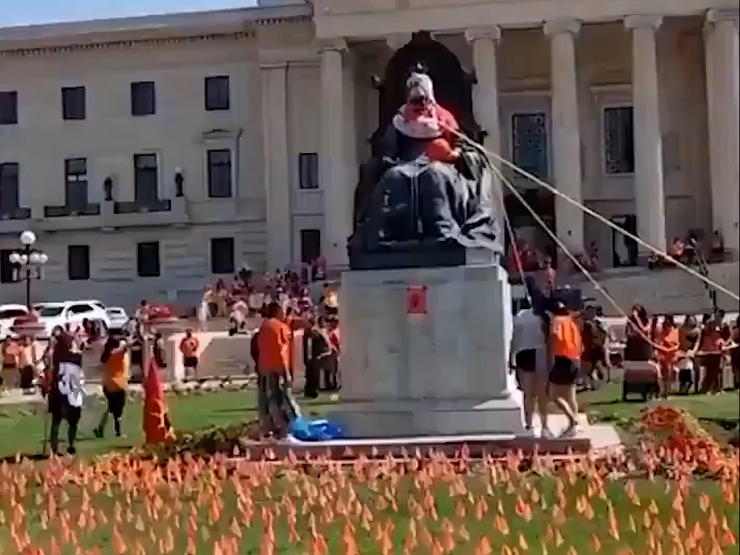 Derriban estatuas en Canadá tras escándalo de fosas de niños indígenas