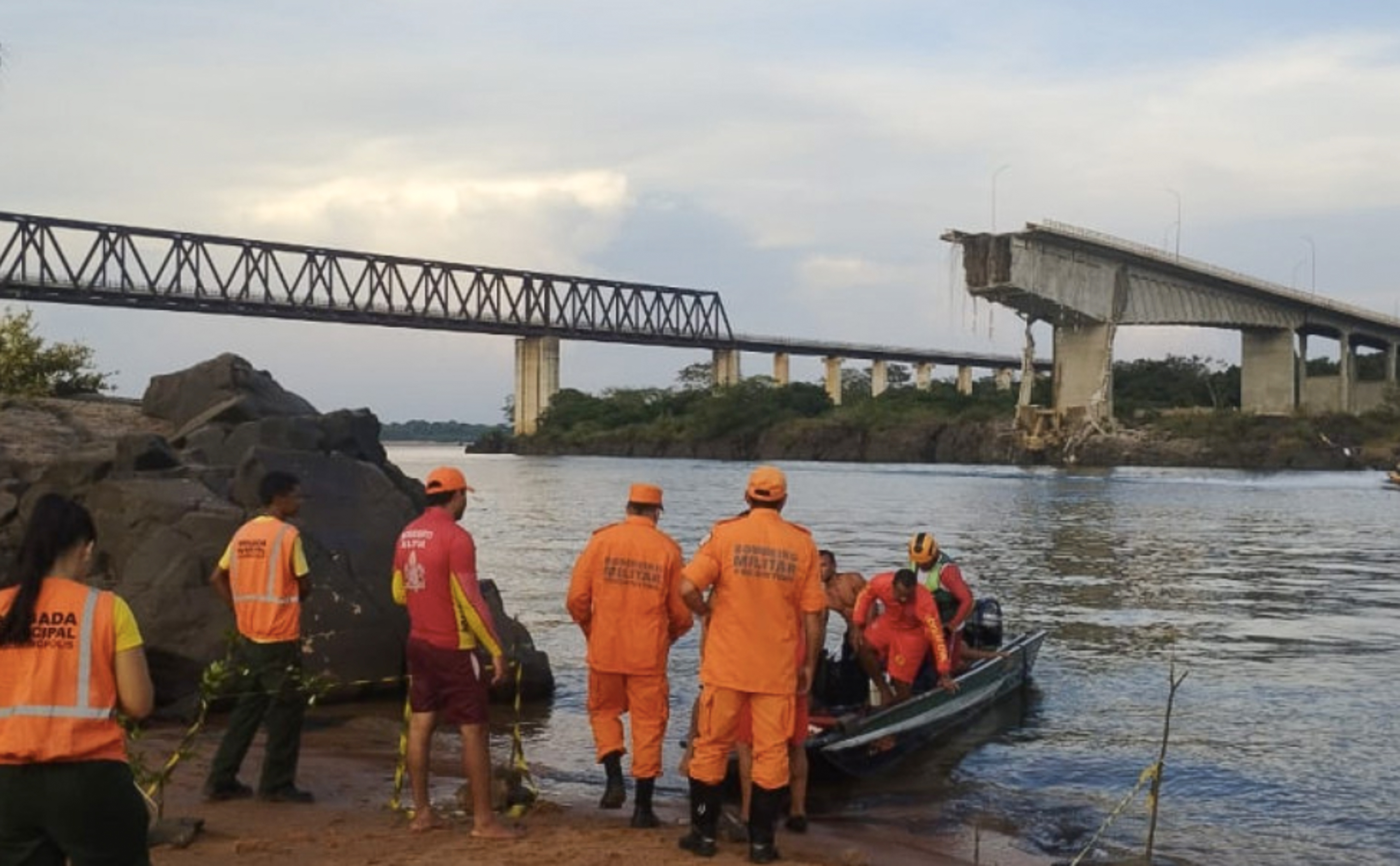 Al menos un muerto y 16 desaparecidos dejó el derrumbe de un puente en Brasil