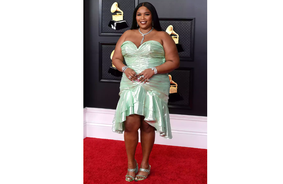 Lizzo con un vestido de Versace y joyas de más de dos millones de dolares.