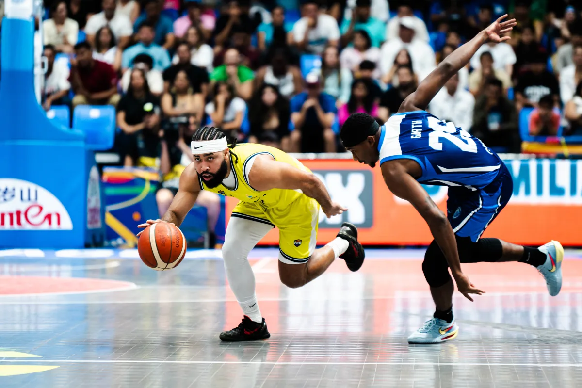 Romario Roque lleva la posesión de la pelota, en el partido entre Colombia y Nicaragua.