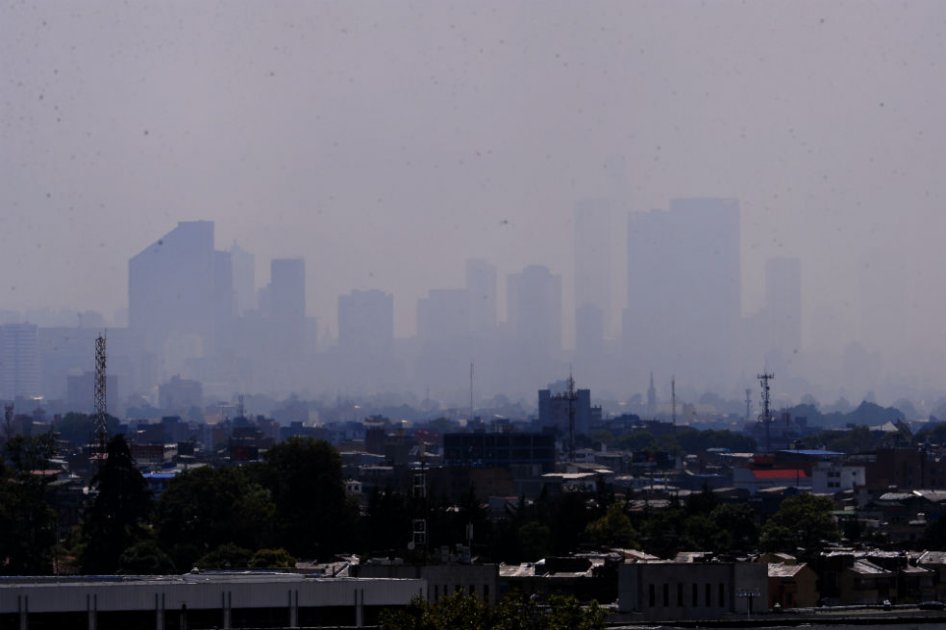Evacúan universidades del centro de Bogotá por incendio en cerros orientales
