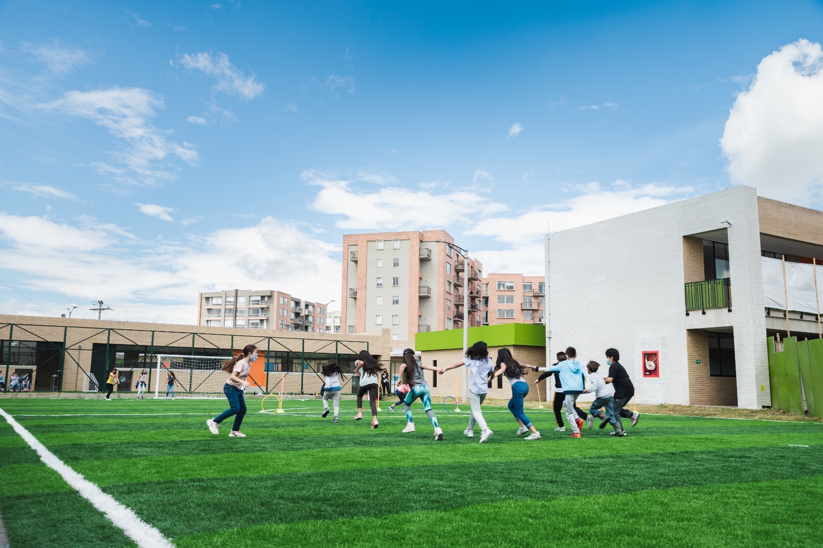 ¿Cómo fomentar la educación social y emocional en tus hijos? Claves para lograrlo
