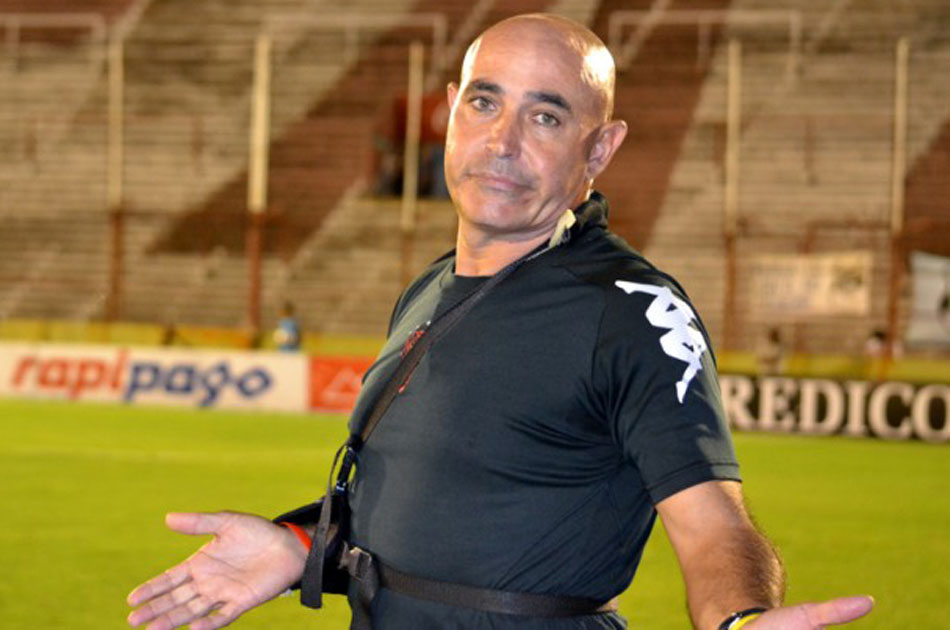 Renunció técnico de Huracán tras agresión de ‘barrabravas’ en Argentina