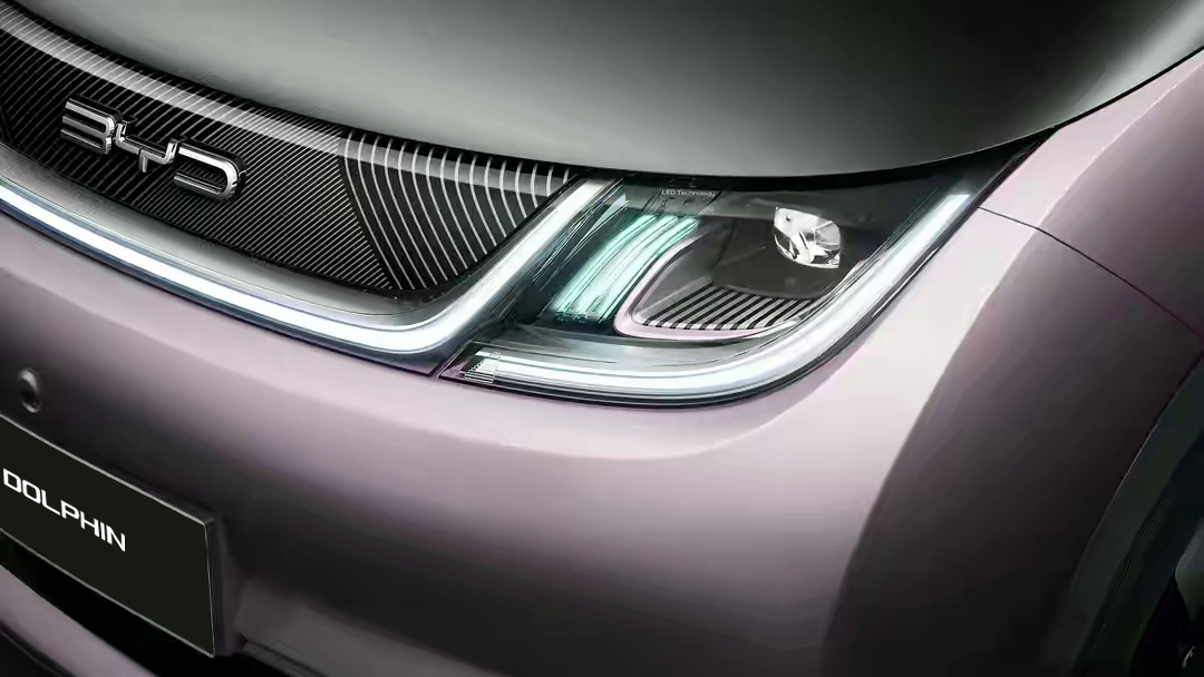 La batería de este carro eléctrico cuenta con tecnología Blade, que le permite una alta resistencia, tiene bomba de calor y permite un mayor aprovechamiento volumétrico de almacenamiento de energía.