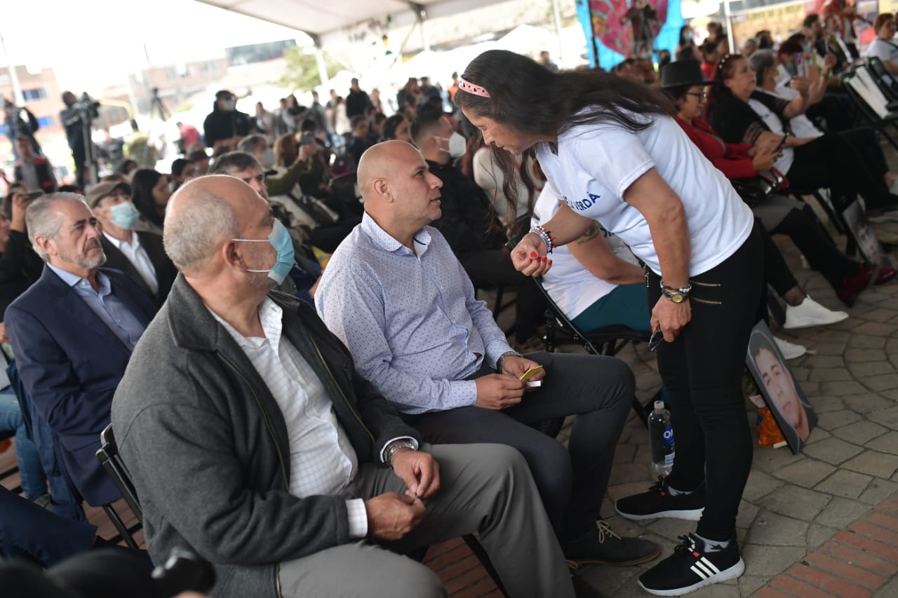 Flor Hilda Hernández, de Mafapo, habla con responsables de 'falsos positivos' en parque de Soacha