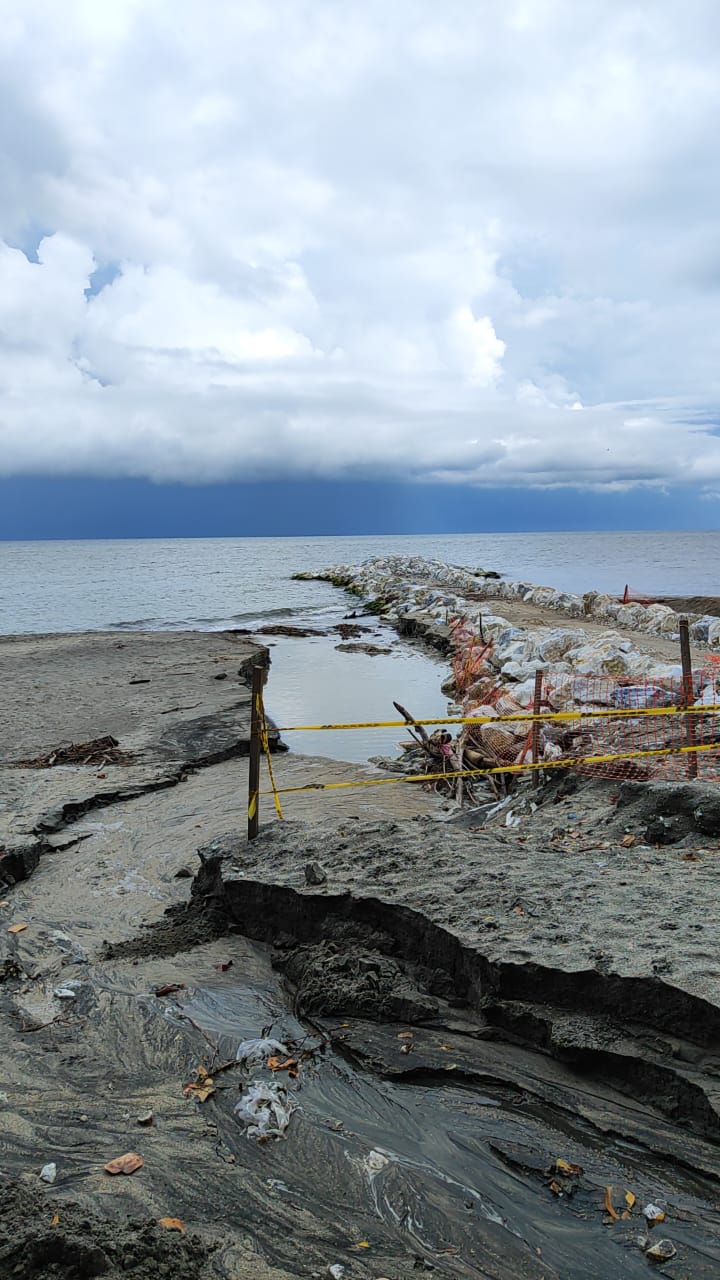 Rastros de la erosión junto a los espolones recién construidos en Playa Salguero. Foto de noviembre de 2023.