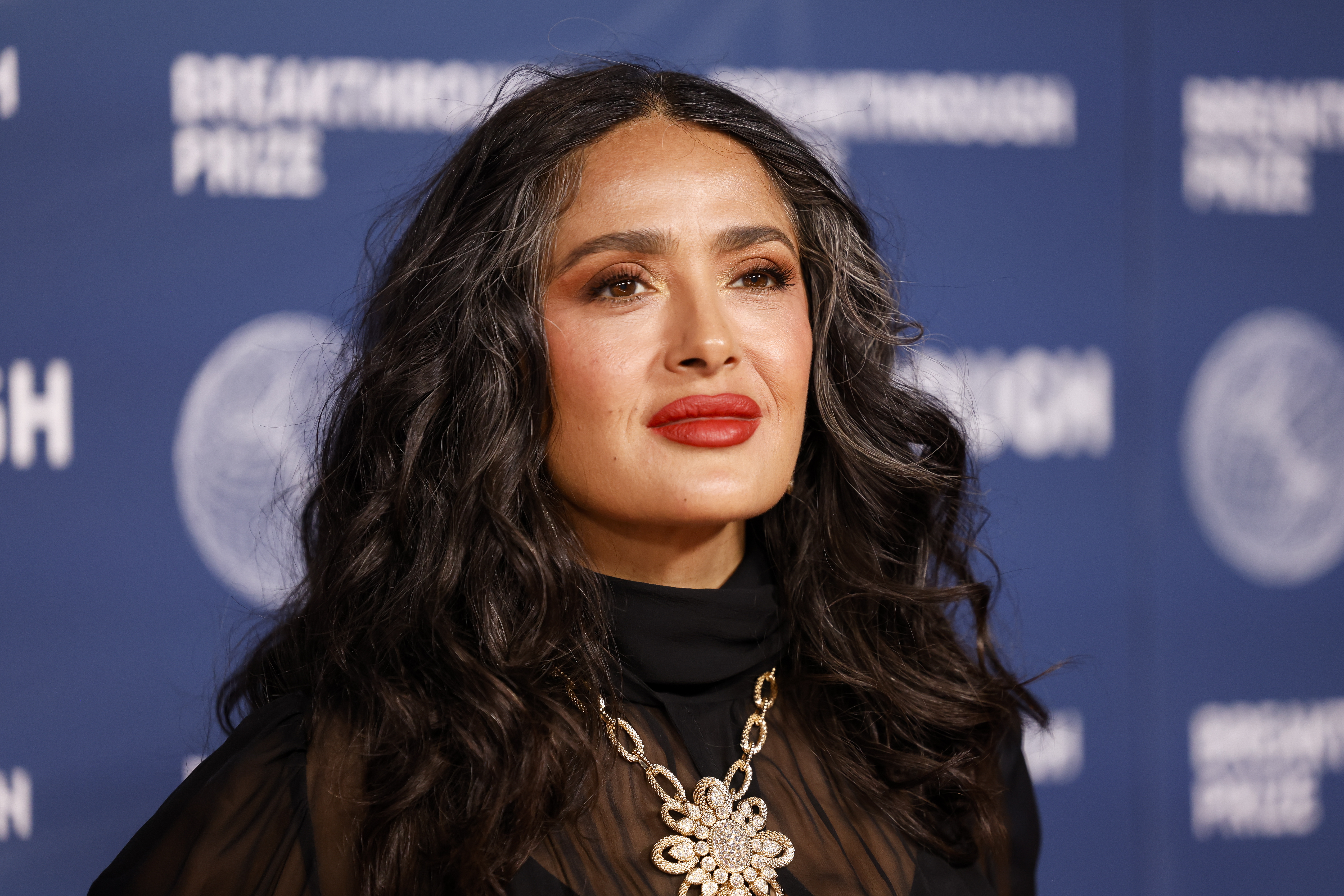 Salma Hayek posó en bikini para la portada de Sports Illustrated a los 58 años