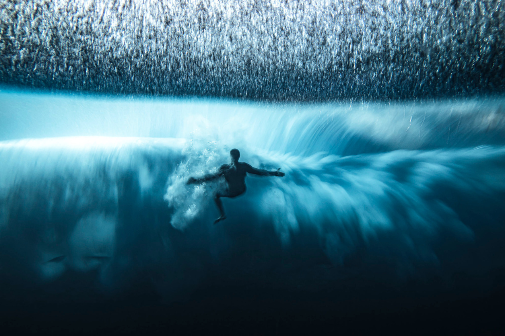 El momento en el que un surfista es arrasado y trabajado por las turbulencias de una de las olas más pesadas del mundo. "Esta es la parte que no se ve del surf", dice el fotógrafo Ben Thouard. "Siento mucho respeto tanto por la ola como por los surfistas: surfear una ola tan pesada es un reto enorme".