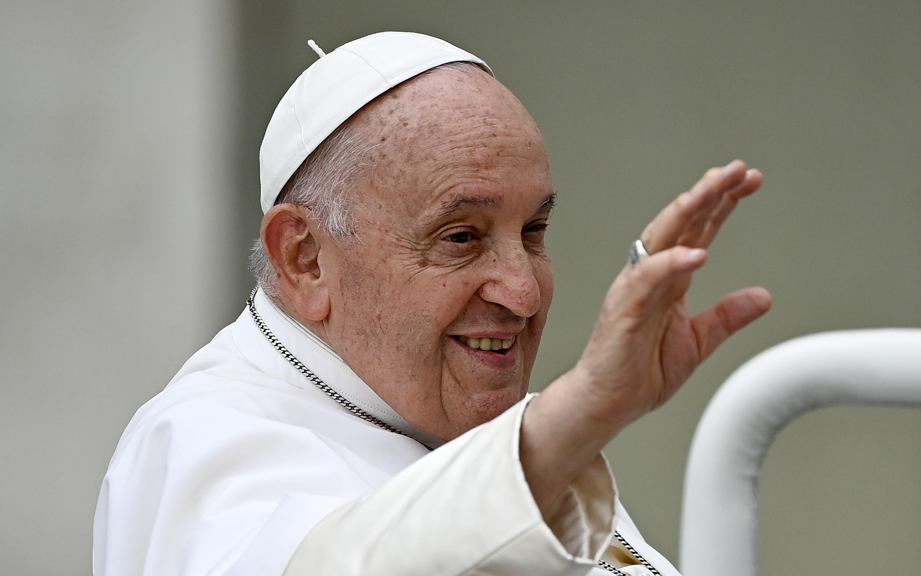 El papa Francisco viaja a Francia, esperando alertar sobre la crisis migratoria
