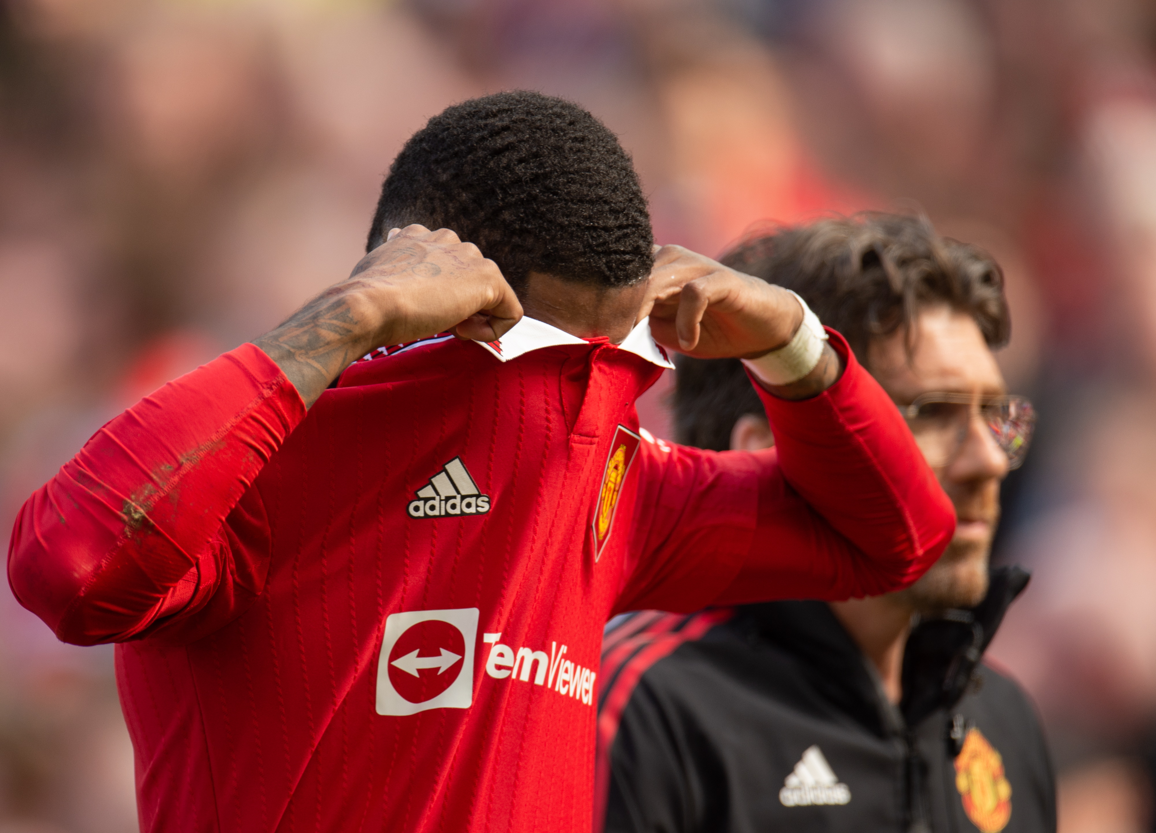 Manchester (United Kingdom), 08/04/2023.- Manchester United's Marcus Rashford leaves the field after picking up an injury during the English Premier League soccer match between Manchester United and Everton at Old Trafford in Manchester, Britain, 08 April 2023. (Reino Unido) EFE/EPA/PETER POWELL EDITORIAL USE ONLY. No use with unauthorized audio, video, data, fixture lists, club/league logos or 'live' services. Online in-match use limited to 120 images, no video emulation. No use in betting, games or single club/league/player publications