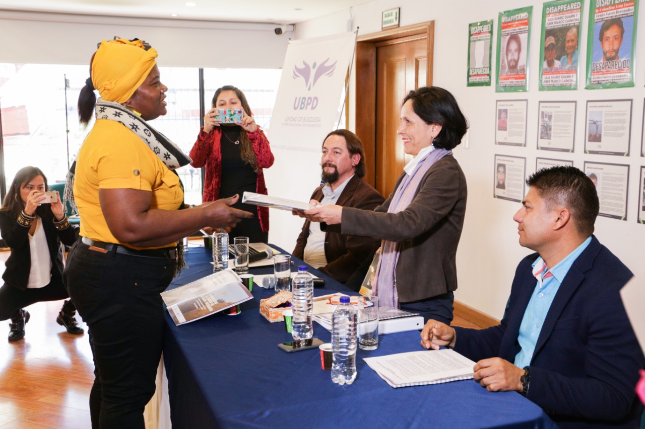 Pie de foto:Carmelina Valencia de la Asociación Luz de Esperanza hizo entrega del documento a Luz Marina Monzón.